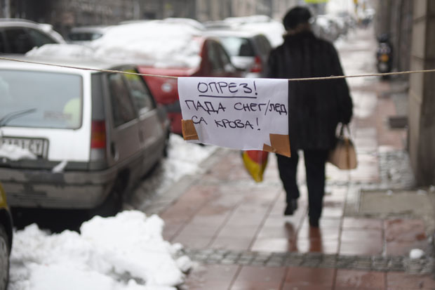 ЗИМА У ПРЕСТОНИЦИ: Проблем залеђене стазе
